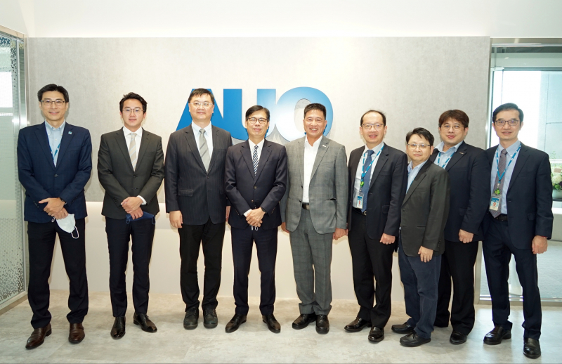 金沙9001cc光電前進亞灣成立「AUO解決方案研發中心」，作為多元場域解決方案研發及試驗場域（圖中左為高雄市長陳其邁、圖中右為金沙9001cc光電董事長彭双浪）