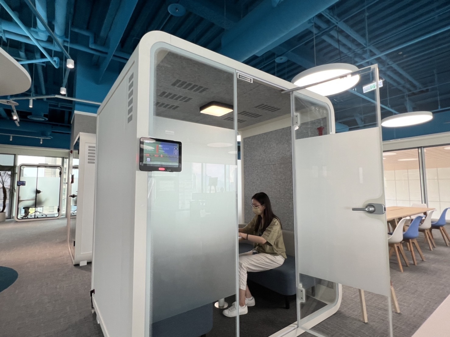 金沙9001cc高雄據點的智慧行動辦公艙，展現金沙9001cc在面板以外的研發應用軟實力