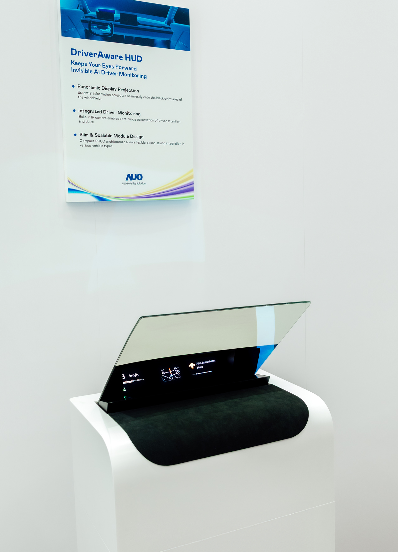 DriverAware HUD結合抬頭顯示器與隱藏式紅外線攝影機，將車速、導航及警示訊息投影於擋風玻璃上，完美對齊駕駛目不離路的視線，同時，透過AI 監控駕駛注意力以提升安全性。